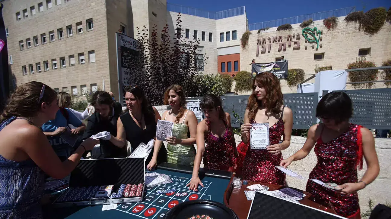 פעילי גרינפיס הפגינו מחוץ לדיון על הרחבת בז"ן, ירושלים, 8 ביולי 2015 פעילי גרינפיס הפגינו מחוץ לדיון על הרחבת בז"ן, ירושלים, 8 ביולי 2015