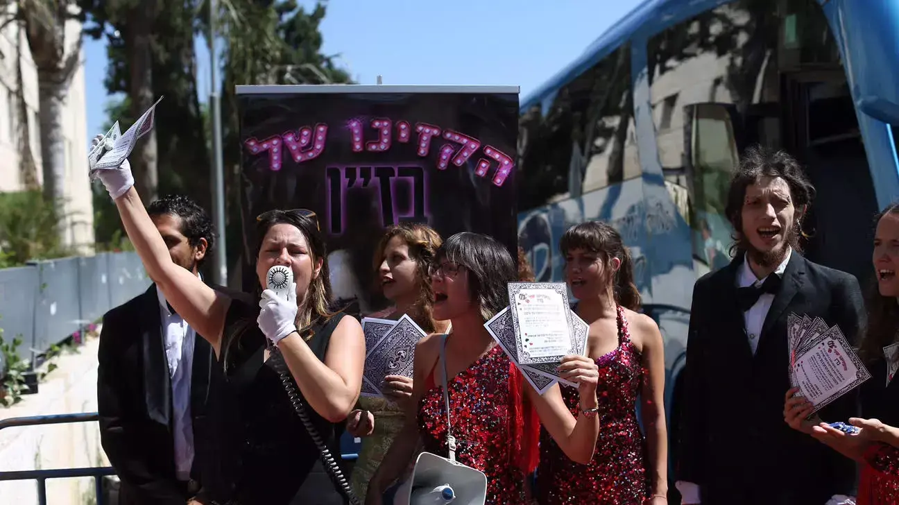 פעילי גרינפיס הפגינו מחוץ לדיון על הרחבת בז"ן, ירושלים, 8 ביולי 2015 פעילי גרינפיס הפגינו מחוץ לדיון על הרחבת בז"ן, ירושלים, 8 ביולי 2015