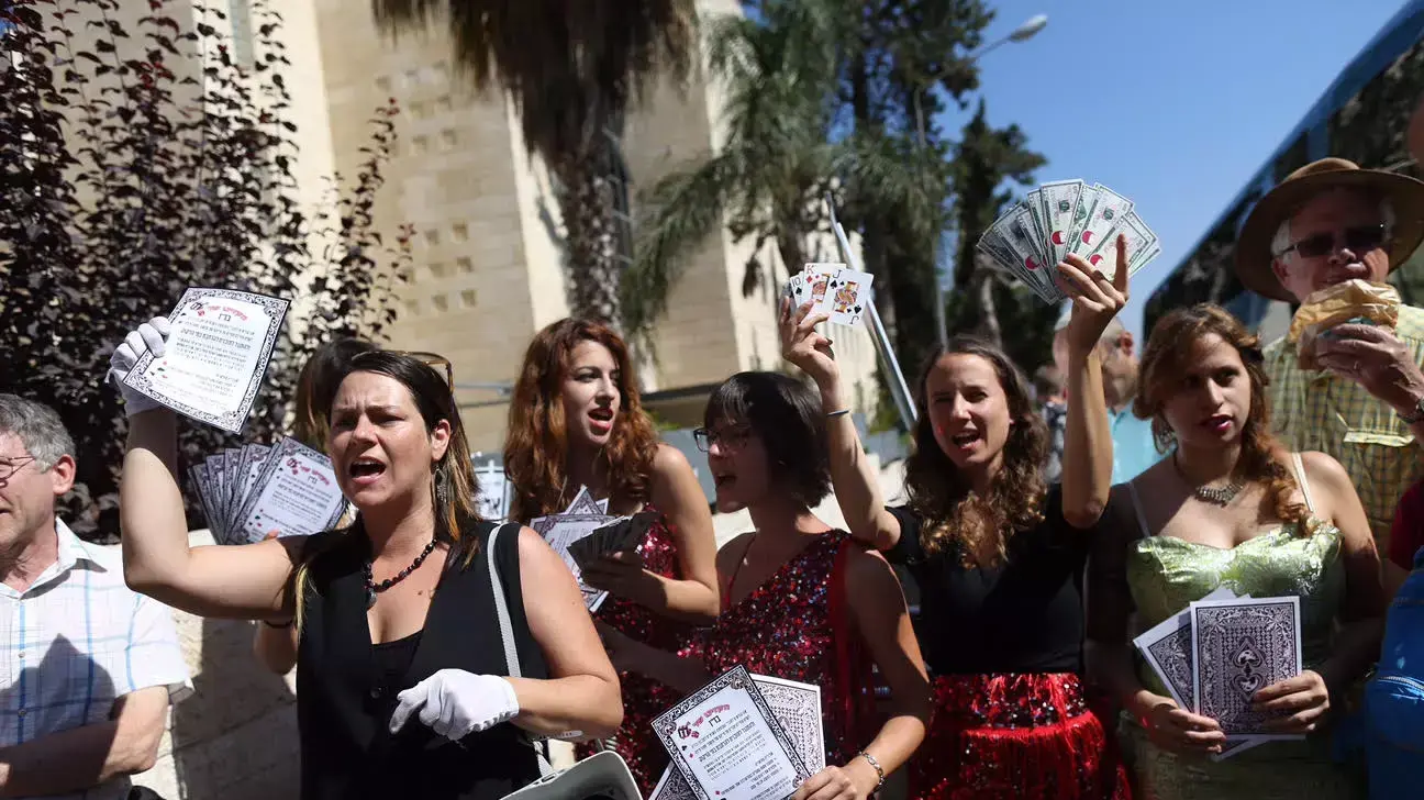 פעילי גרינפיס הפגינו מחוץ לדיון על הרחבת בז"ן, ירושלים, 8 ביולי 2015 פעילי גרינפיס הפגינו מחוץ לדיון על הרחבת בז"ן, ירושלים, 8 ביולי 2015