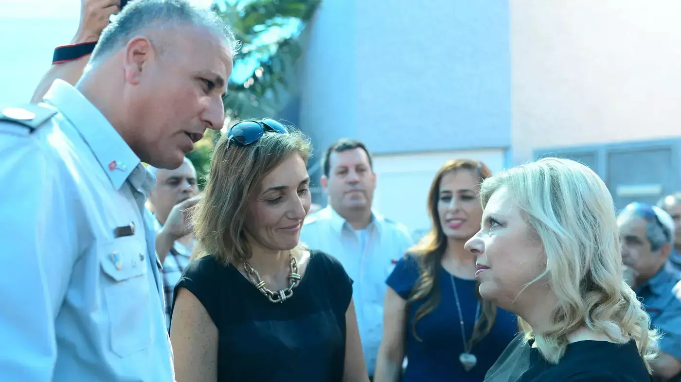 רעיית ראש הממשלה שרה נתניהו בטקס חנוכת מרכז הדרכה בתחנת כיבוי אש בנהריה ע"ש אדר ברסנו ז"ל, 8 ביולי 2015 רעיית ראש הממשלה שרה נתניהו בטקס חנוכת מרכז הדרכה בתחנת כיבוי אש בנהריה ע"ש אדר ברסנו ז"ל, 8 ביולי 2015