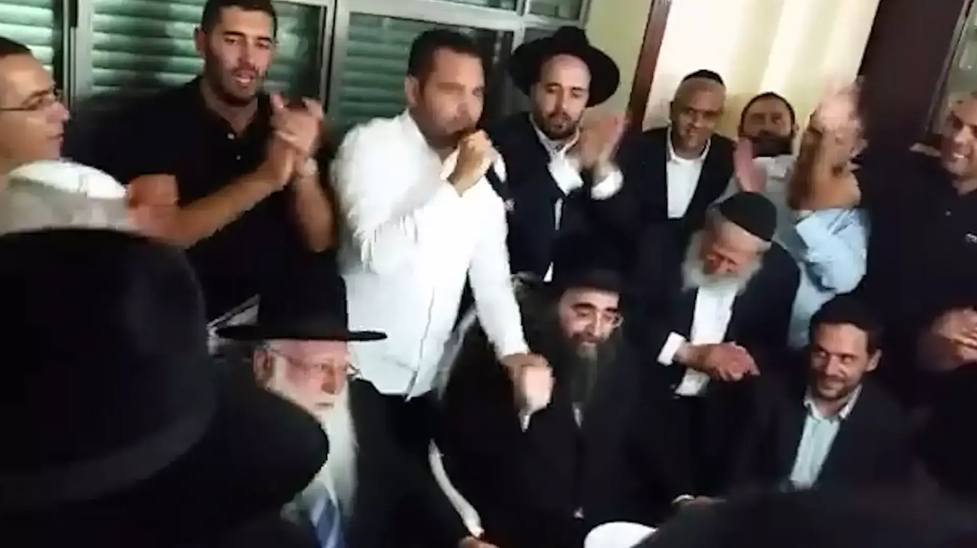 שעות אחרי התאבדות אפרים ברכה: הרב פינטו תועד חוגג לצד יוסי הררי