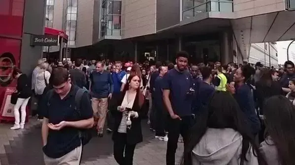 מבקרים פונו מקניון ווסטפילד שבלונדון בשל גילוי פגז ממלחמת העולם השנייה, יולי 2015