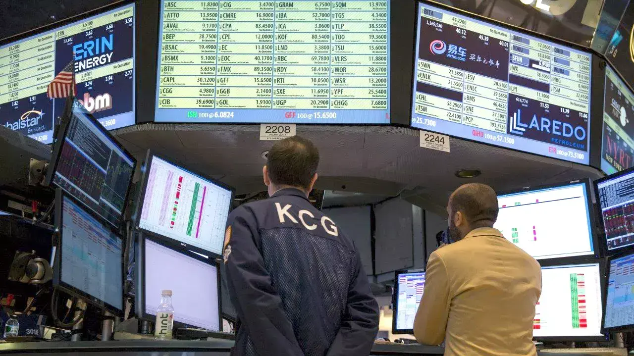 סוחרים בבורסה לניירות ערך בניו יורק לאחר הפסקת המסחר בשל תקלה, 8 ביולי 2015 סוחרים בבורסה לניירות ערך בניו יורק לאחר הפסקת המסחר בשל תקלה, 8 ביולי 2015