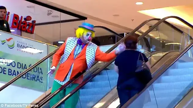 המתיחה של הליצן נגמרה במכות