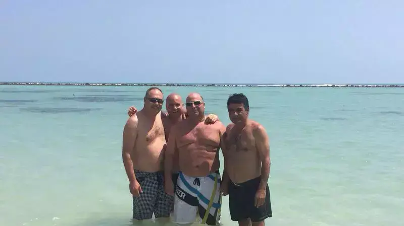 ראש עיריית אשקלון איתמר שמעוני (שני משמאל) עם ידידו אמנון גלולה בחופשה בתאילנד ראש עיריית אשקלון איתמר שמעוני (שני משמאל) עם ידידו אמנון גלולה בחופשה בתאילנד
