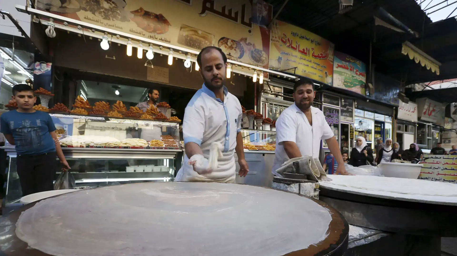 אדם מכין ממתקים מסורתיים במהלך חודש צום הרמדאן בדמשק, סוריה. יוני 2015 אדם מכין ממתקים מסורתיים במהלך חודש צום הרמדאן בדמשק, סוריה. יוני 2015