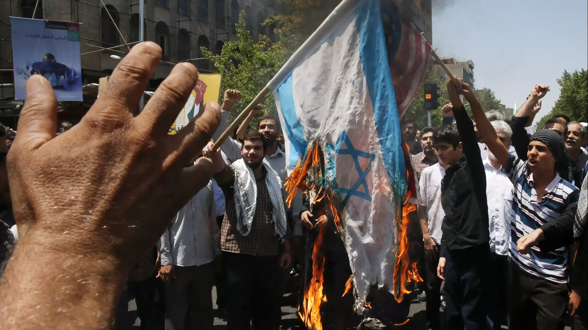 מפגינים שורפים את דגל ישראל ביום אל-קודס, טהראן, איראן, יולי 2015