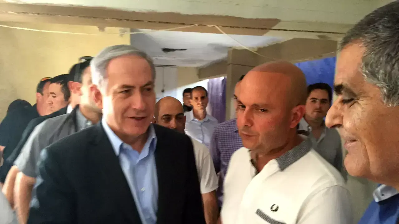 ראש הממשלה בנימין נתניהו וראש עיריית אשקלון איתמר שמעוני מחוץ לבית משפחתו של אברהם מנגיסטו, 10 יולי 2015