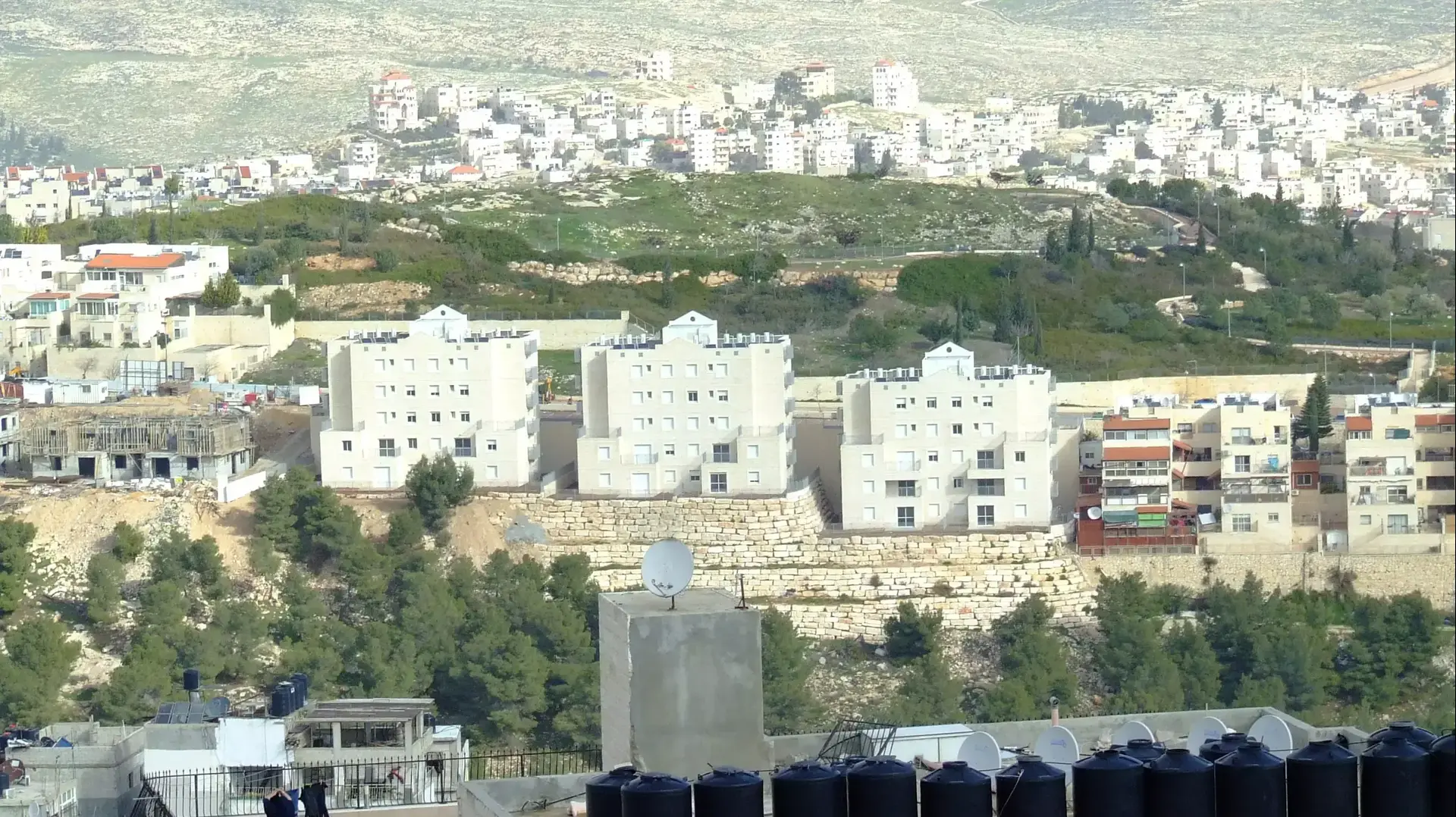 מכלי מים וצינורות מאולתרים במזרח ירושלים מכלי מים וצינורות מאולתרים במזרח ירושלים