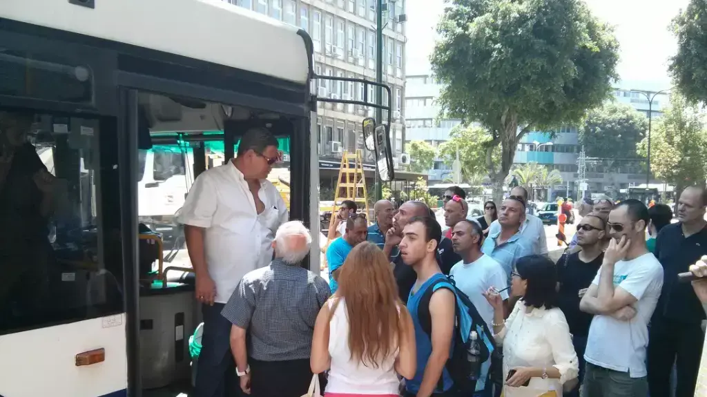 אוטובוס תקוע ברחוב החשמונאים בגלל עבודות הרכבת הקלה אוטובוס תקוע ברחוב החשמונאים בגלל עבודות הרכבת הקלה