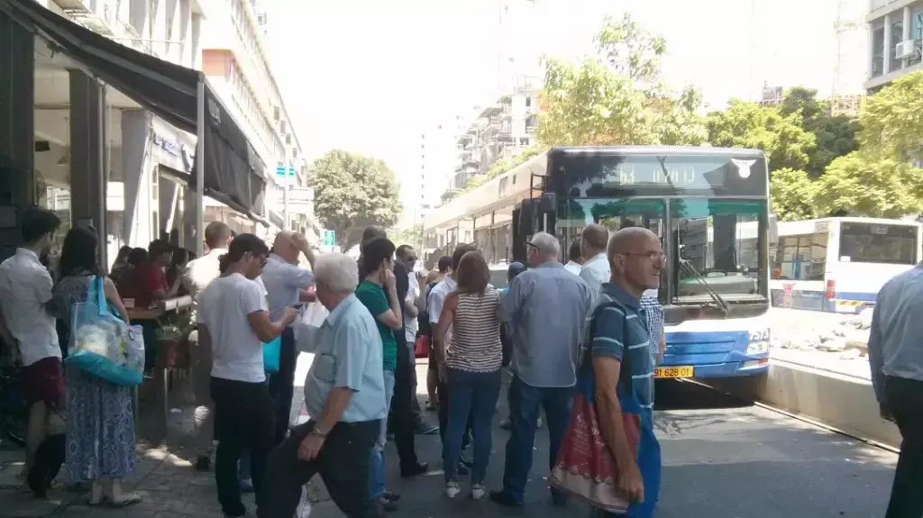 אוטובוס תקוע ברחוב החשמונאים בגלל עבודות הרכבת הקלה אוטובוס תקוע ברחוב החשמונאים בגלל עבודות הרכבת הקלה