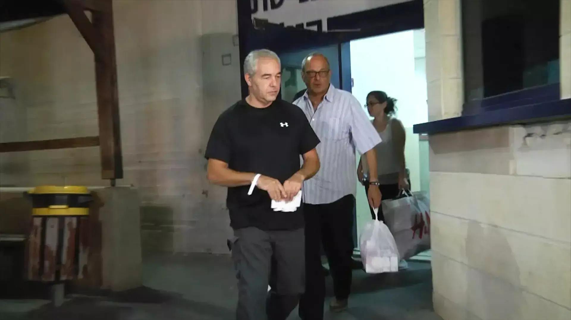 רונאל פישר משתחרר למעצר בית, כלא ניצן, 12 ביולי 2015 רונאל פישר משתחרר למעצר בית, כלא ניצן, 12 ביולי 2015
