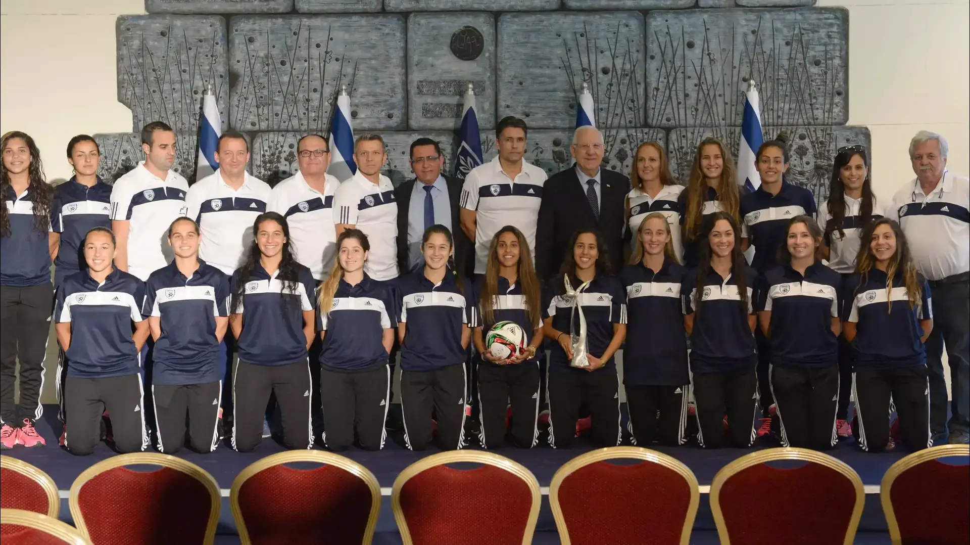 שחקניות נבחרת ישראל עד גיל 19 עם הנשיא ראובן ריבלין שחקניות נבחרת ישראל עד גיל 19 עם הנשיא ראובן ריבלין