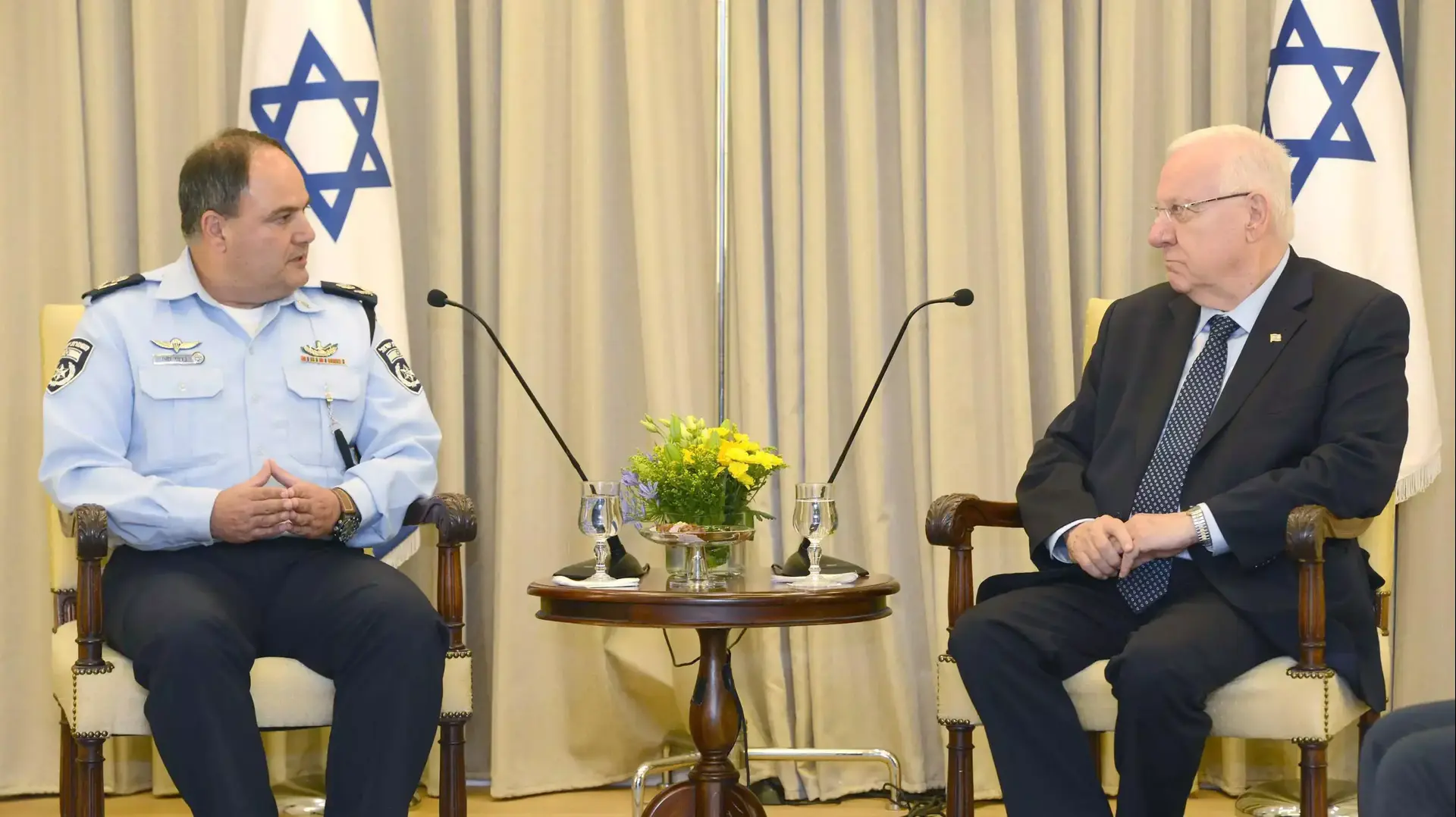 נשיא המדינה ראובן ריבלין וניצב בנצי סאו, משכן הנשיא, 13 ביולי 2015 נשיא המדינה ראובן ריבלין וניצב בנצי סאו, משכן הנשיא, 13 ביולי 2015