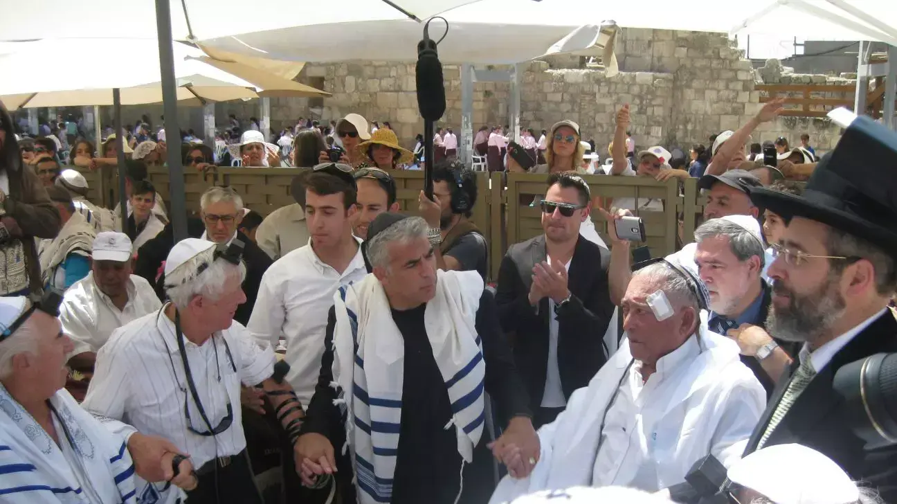 ח"כ יאיר לפיד, טקס בר מצווה לכ-30 ניצולים וניצולות שואה שלא זכו לקיים טקס, הכותל המערבי, 13 ביולי 2015