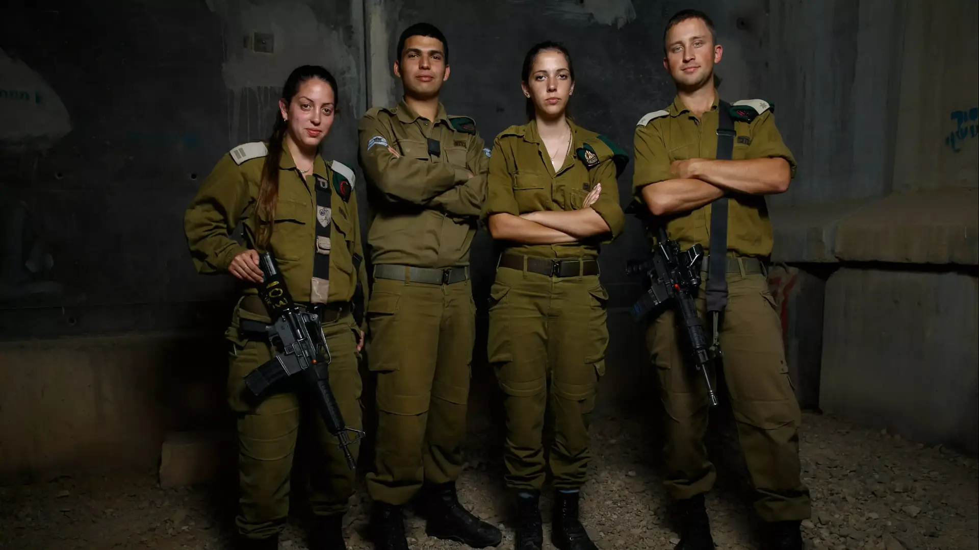מימין לשמאל: רס"ן אלכס שקליאר, סמלת אור רבין, סמ"ר אדיר עמיאל, סמ"פ תצפיתניות סגן מור בר מימין לשמאל: רס"ן אלכס שקליאר, סמלת אור רבין, סמ"ר אדיר עמיאל, סמ"פ תצפיתניות סגן מור בר