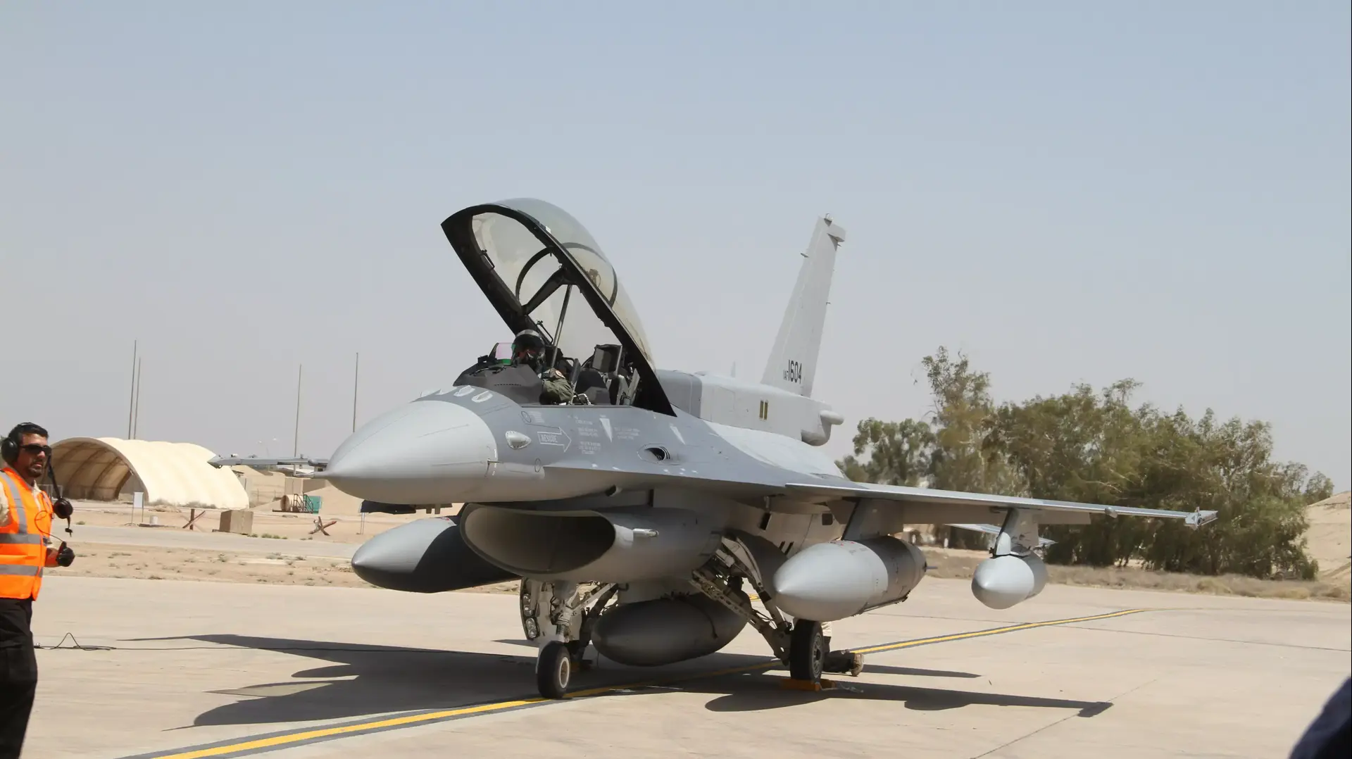 מטוס קרב מדגם F-16 בבסיס של חיל האוויר של עיראק, 13 ביולי 2015 מטוס קרב מדגם F-16 בבסיס של חיל האוויר של עיראק, 13 ביולי 2015