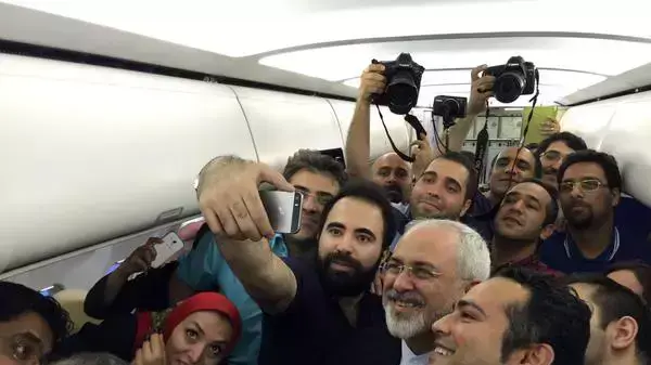 שר החוץ האיראני מוחמד ג'וואד זריף בסלפי עם כתבים איראנים בדרכו חזרה מהשיחות עם המעצמות אחרי חתימת הסכם הגרעין ההיסטורי שר החוץ האיראני מוחמד ג'וואד זריף בסלפי עם כתבים איראנים בדרכו חזרה מהשיחות עם המעצמות אחרי חתימת הסכם הגרעין ההיסטורי