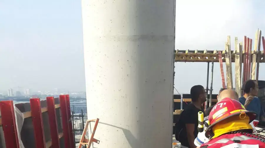 פועל נהרג לאחר שנפל מפיגום בקומה ה-35 בתל אביב יולי 2015 פועל נהרג לאחר שנפל מפיגום בקומה ה-35 בתל אביב יולי 2015