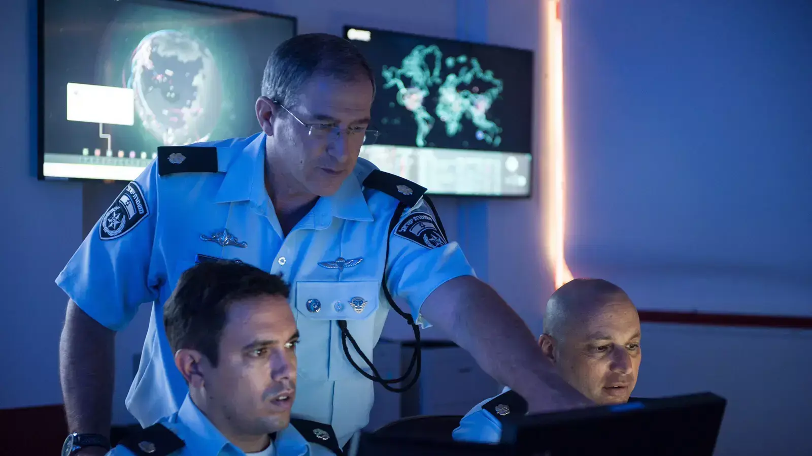 חדר מצב במבצע האקרים הבינלאומי של יחידת הסייבר הארצית להב 433, יולי 2015 חדר מצב במבצע האקרים הבינלאומי של יחידת הסייבר הארצית להב 433, יולי 2015