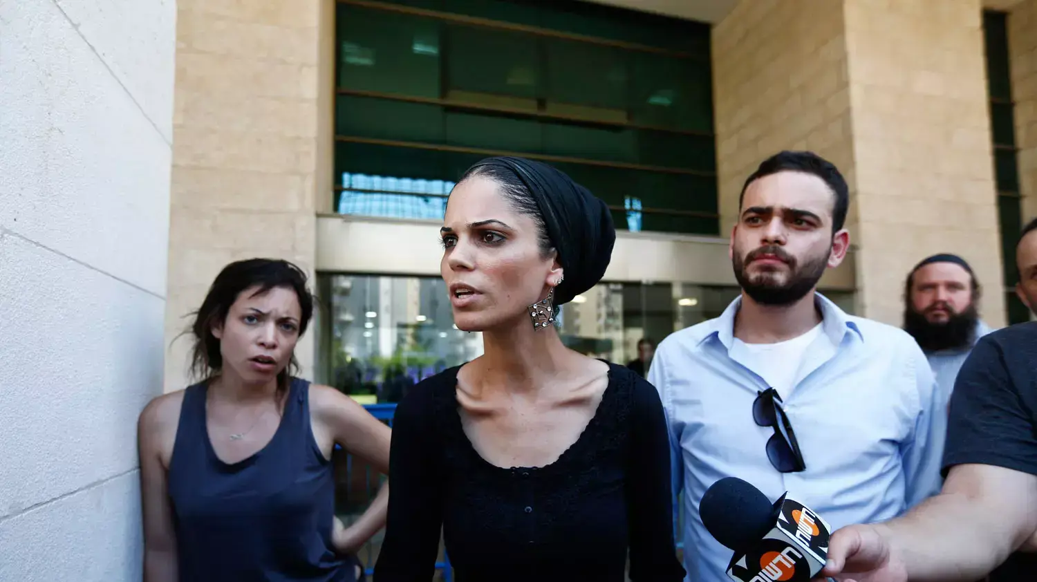 מימין לשמאל: אליה, טליה ותהילה, ילדיו של דוד בר קפרא בהארכת מעצר לרוצחיו בבית משפט השלום בראשון לציון, יולי 2015