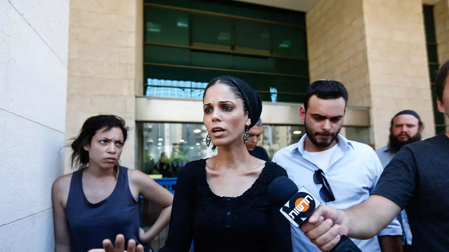 מימין לשמאל: אליה, טליה ותהילה, ילדיו של דוד בר קפרא בהארכת מעצר לרוצחיו בבית משפט השלום בראשון לציון, יולי 2015