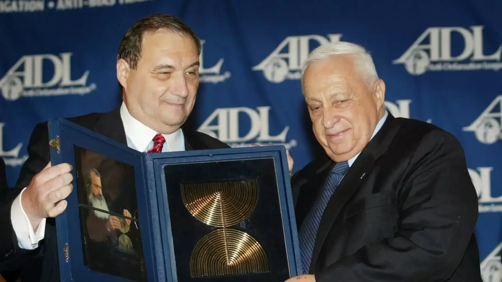 ראש הליגה נגד השמצה, אברהם פוקסמן עם אריאל שרון, וושינגטון 2002 ראש הליגה נגד השמצה, אברהם פוקסמן עם אריאל שרון, וושינגטון 2002