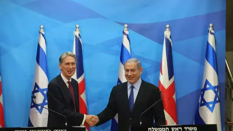 שר החוץ של בריטניה נפגש עם ראש הממשלה בנימין נתניהו, משרד ראש הממשלה, יולי 2015 שר החוץ של בריטניה נפגש עם ראש הממשלה בנימין נתניהו, משרד ראש הממשלה, יולי 2015