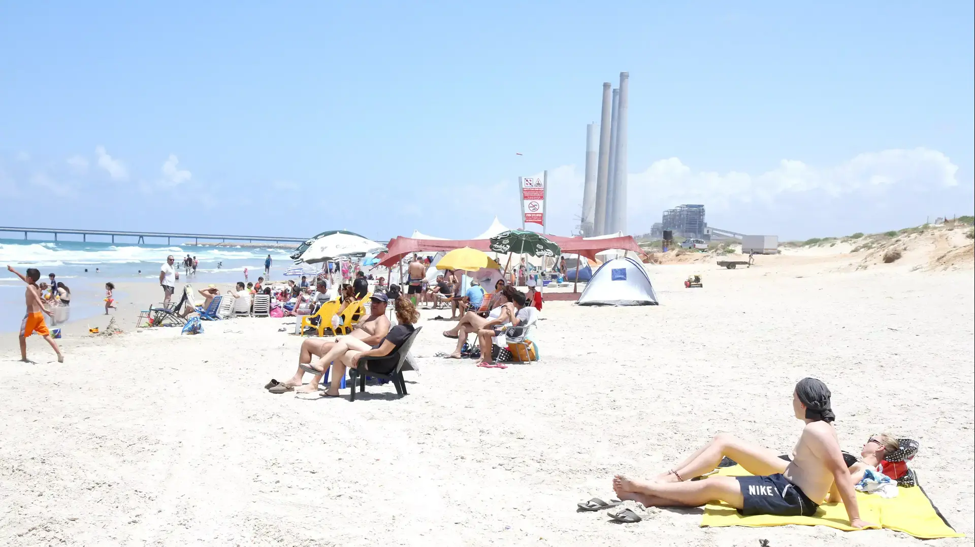 חוף חדרה הישן שבו נדרסה אישה ששכבה על החוף ונפגעה באורח בינוני, יולי 2015 חוף חדרה הישן שבו נדרסה אישה ששכבה על החוף ונפגעה באורח בינוני, יולי 2015