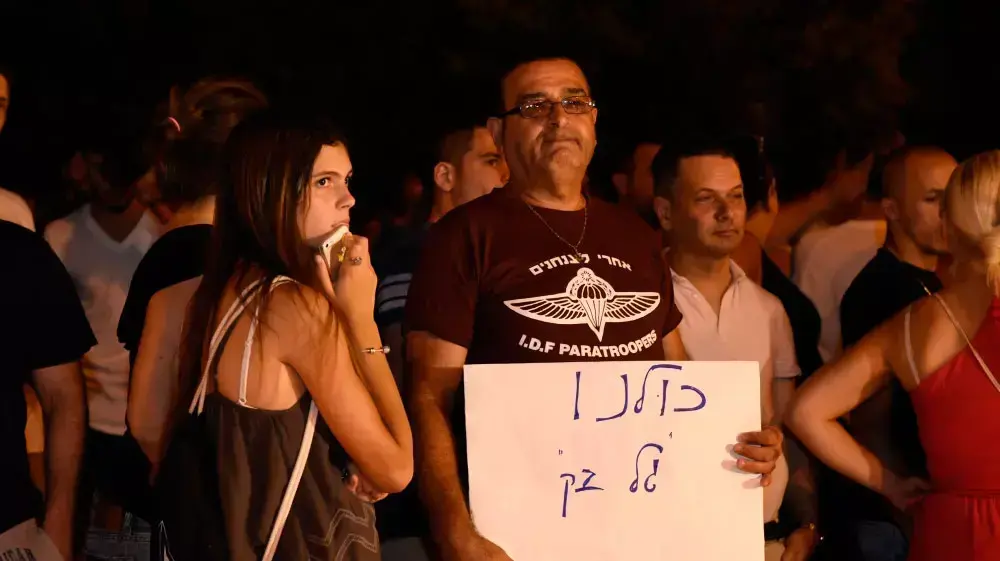חברו למילואים של עודד בק, אביו של גל בק, בעצרת מחאה לזכרו של הנער שנדרס למוות ב-2005, יולי 2015 חברו למילואים של עודד בק, אביו של גל בק, בעצרת מחאה לזכרו של הנער שנדרס למוות ב-2005, יולי 2015