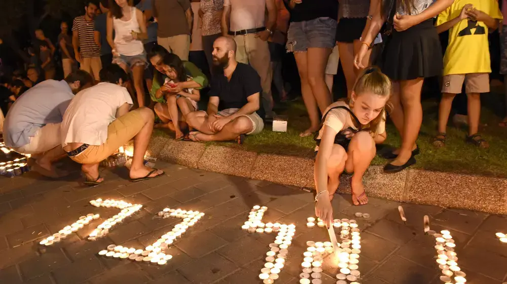 תומכים בעצרת המחאה השקטה לזכרו של גל בק מדליקים נרות, יולי 2015 תומכים בעצרת המחאה השקטה לזכרו של גל בק מדליקים נרות, יולי 2015