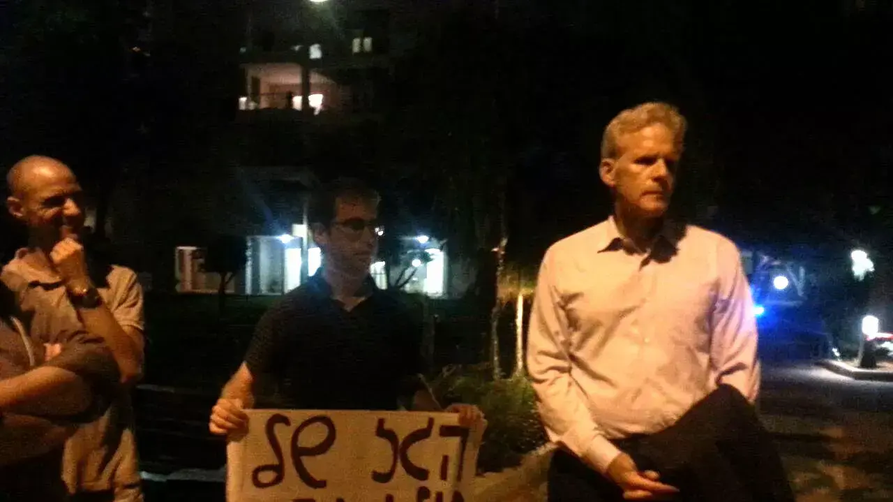 הפגנות נגד מתווה הגז מתחת לביתו של מייקל אורן שבתל אביב, יולי 2015 הפגנות נגד מתווה הגז מתחת לביתו של מייקל אורן שבתל אביב, יולי 2015