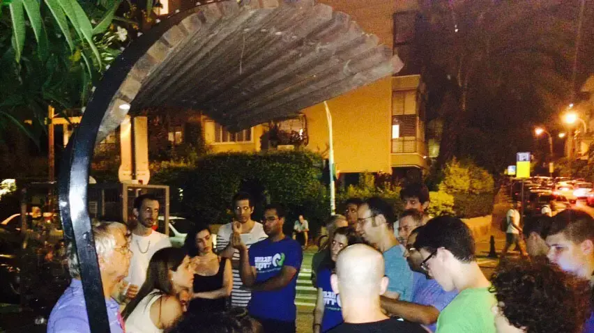 הפגנות מתחת לביתה של ח"כ מירב בן ארי בתל אביב נגד מתווה הגז, יולי 2015 הפגנות מתחת לביתה של ח"כ מירב בן ארי בתל אביב נגד מתווה הגז, יולי 2015