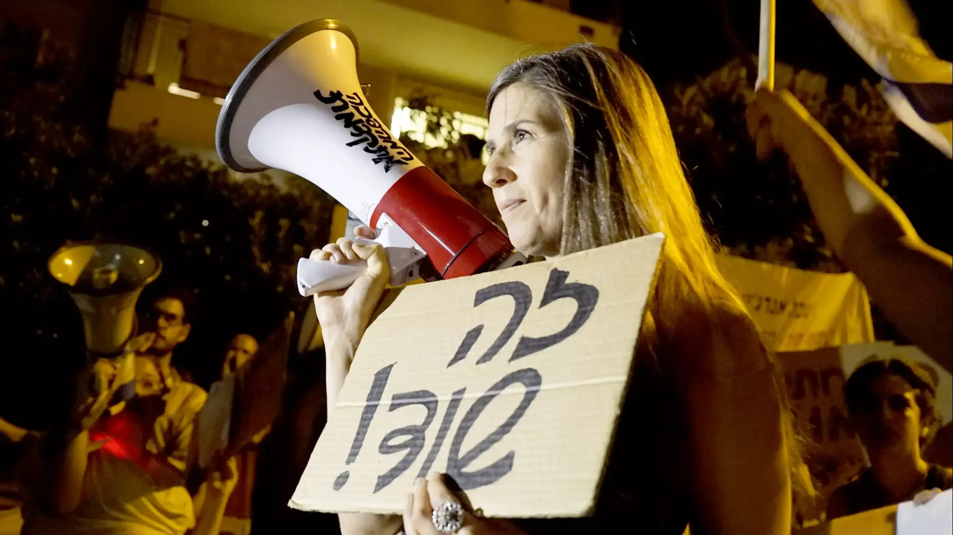 פעילי מטה המאבק נגד מתווה הגז מפגינים מחוץ לביתו של שר האוצר משה כחלון, 18 ביולי 2015 פעילי מטה המאבק נגד מתווה הגז מפגינים מחוץ לביתו של שר האוצר משה כחלון, 18 ביולי 2015