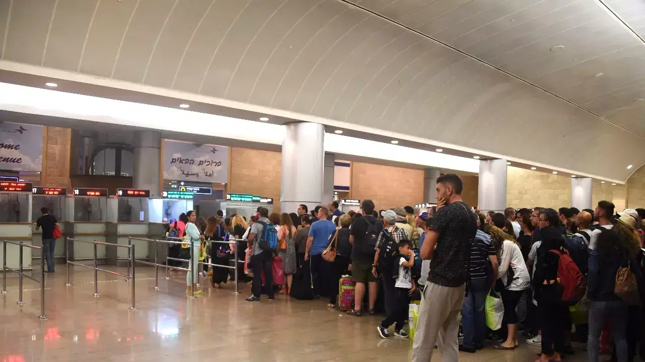 תורים ארוכים בתור לבדיקת דרכוני בנתב"ג, בעקבות עיצומים של משרד הפנים תורים ארוכים בתור לבדיקת דרכוני בנתב"ג, בעקבות עיצומים של משרד הפנים
