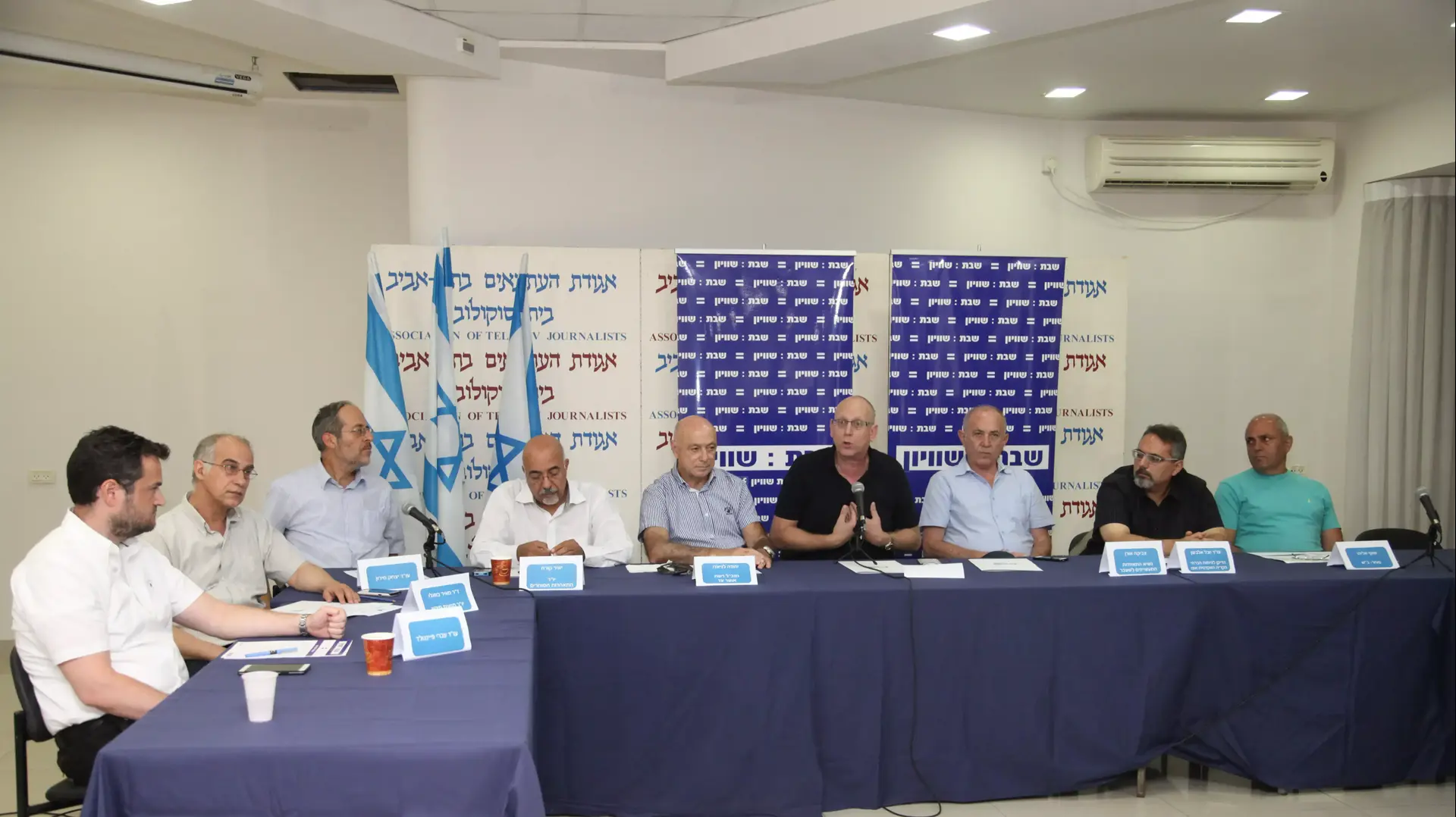 מסיבת עיתונאים של הקואליציה לשבת שוויון. מימין לשמאל: אבי כץ, יהודה לניאדו, יאיר קורח ועו"ד יצחק מירון. בית סוקולוב. יולי 2015 מסיבת עיתונאים של הקואליציה לשבת שוויון. מימין לשמאל: אבי כץ, יהודה לניאדו, יאיר קורח ועו"ד יצחק מירון. בית סוקולוב. יולי 2015