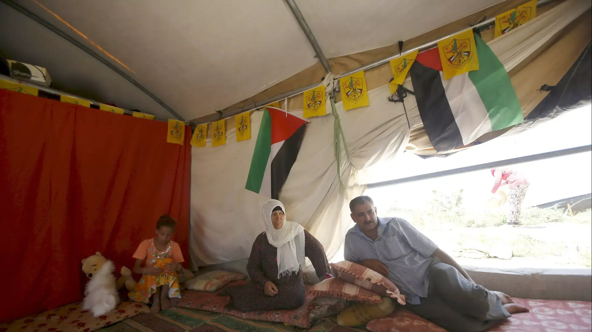 משפחה פלסטינית (נוג'ווה) באהל לאחר שגורשו מביתם שמיועד להריסה בסוסיא משפחה פלסטינית (נוג'ווה) באהל לאחר שגורשו מביתם שמיועד להריסה בסוסיא