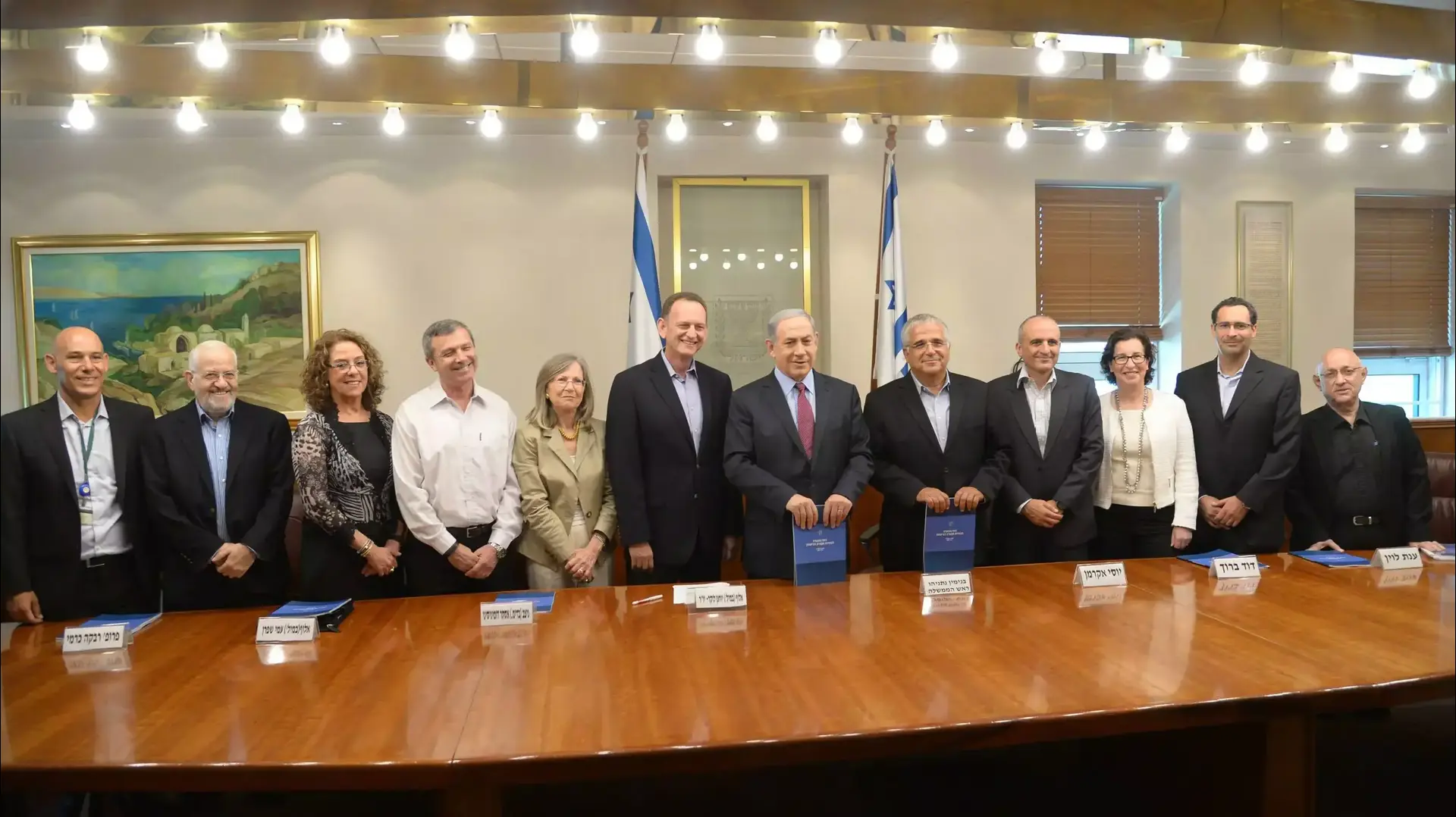 אלוף (מיל) יוחנן לוקר מגיש את דו"ח הוועדה לבחינת תקציב הביטחון לראש הממשלה בנימין נתניהו מתאריך ה-07.07.15 אלוף (מיל) יוחנן לוקר מגיש את דו"ח הוועדה לבחינת תקציב הביטחון לראש הממשלה בנימין נתניהו מתאריך ה-07.07.15