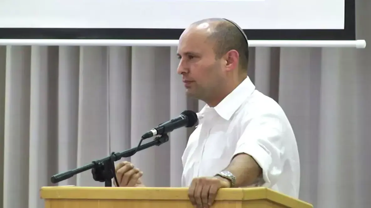 שר החינוך נפתלי בנט בכנס לציון עשור להתנתקות, ניצן. יולי 2015 שר החינוך נפתלי בנט בכנס לציון עשור להתנתקות, ניצן. יולי 2015