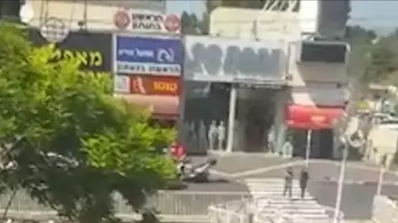 שוטר נותן דו"ח לנהג מונית שסייע לנכה