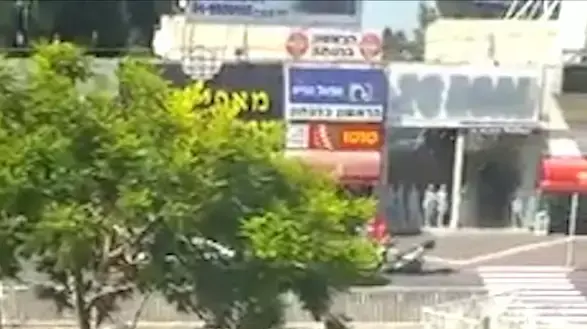 שוטר נותן דו"ח לנהג מונית שסייע לנכה