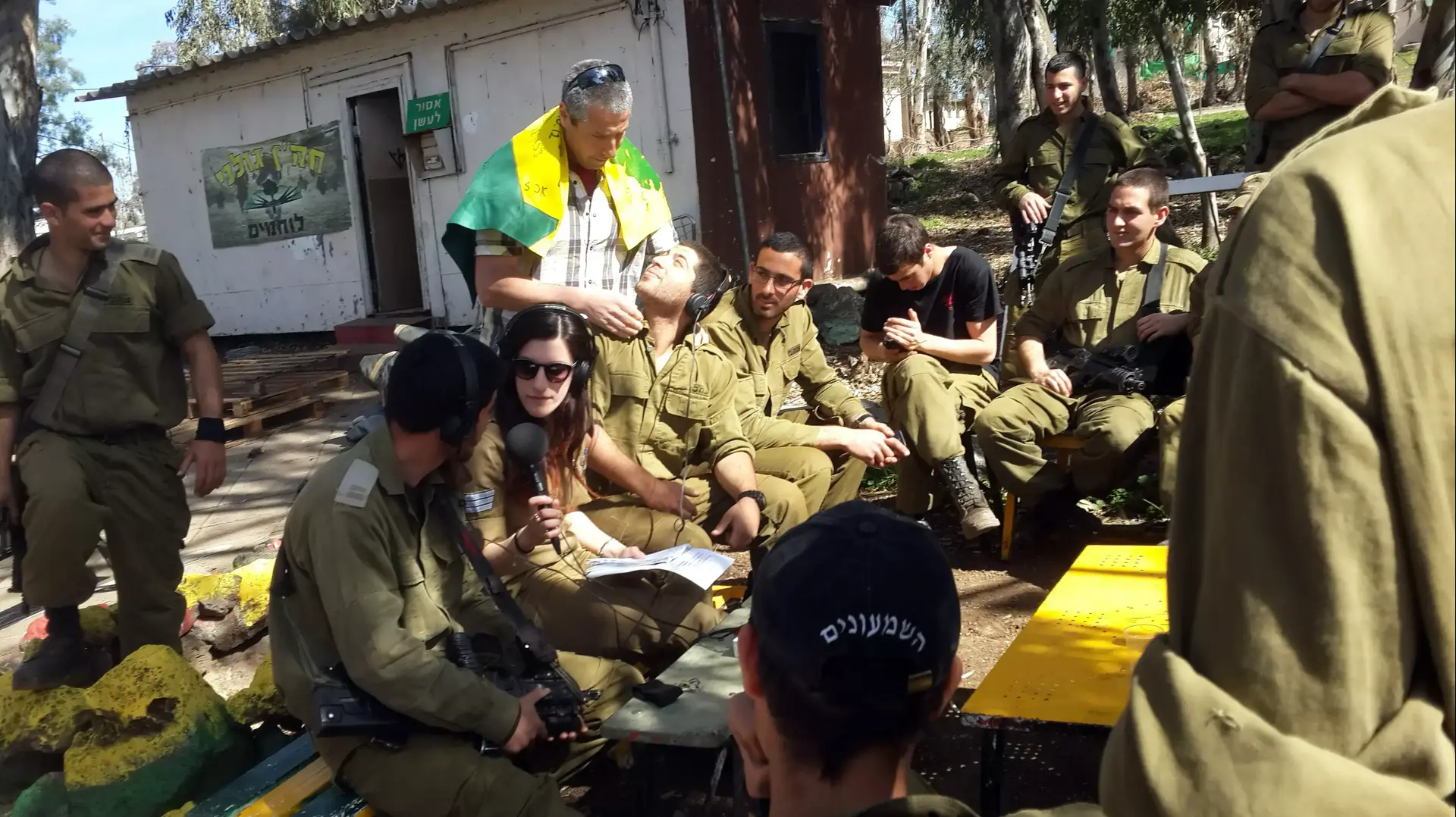 עוז מנדלוביץ', חלל צוק איתן בפגישה עם אביו במסגרת התכנית "קולה של אמא" בגלי צה"ל עוז מנדלוביץ', חלל צוק איתן בפגישה עם אביו במסגרת התכנית "קולה של אמא" בגלי צה"ל