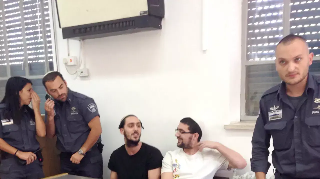 מימין נחמן טוויטו, משמאל שלמה טוויטו, הנאשמים בהצתה של בית הספר הדו לשוני. יולי 2015 מימין נחמן טוויטו, משמאל שלמה טוויטו, הנאשמים בהצתה של בית הספר הדו לשוני. יולי 2015