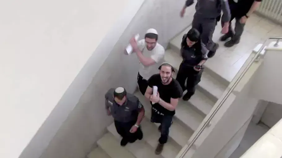 נחמן טוויטו (חולצה לבנה) ושלמה טוויטו (חולצה שחורה), הנאשמים בהצתה של בית הספר הדו לשוני. יולי 2015 נחמן טוויטו (חולצה לבנה) ושלמה טוויטו (חולצה שחורה), הנאשמים בהצתה של בית הספר הדו לשוני. יולי 2015