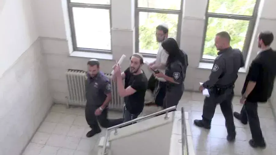 נחמן טוויטו (חולצה לבנה) ושלמה טוויטו (חולצה שחורה), הנאשמים בהצתה של בית הספר הדו לשוני. יולי 2015 נחמן טוויטו (חולצה לבנה) ושלמה טוויטו (חולצה שחורה), הנאשמים בהצתה של בית הספר הדו לשוני. יולי 2015
