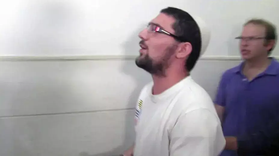 נחמן טוויטו (חולצה לבנה) ושלמה טוויטו (חולצה שחורה), הנאשמים בהצתה של בית הספר הדו לשוני. יולי 2015 נחמן טוויטו (חולצה לבנה) ושלמה טוויטו (חולצה שחורה), הנאשמים בהצתה של בית הספר הדו לשוני. יולי 2015