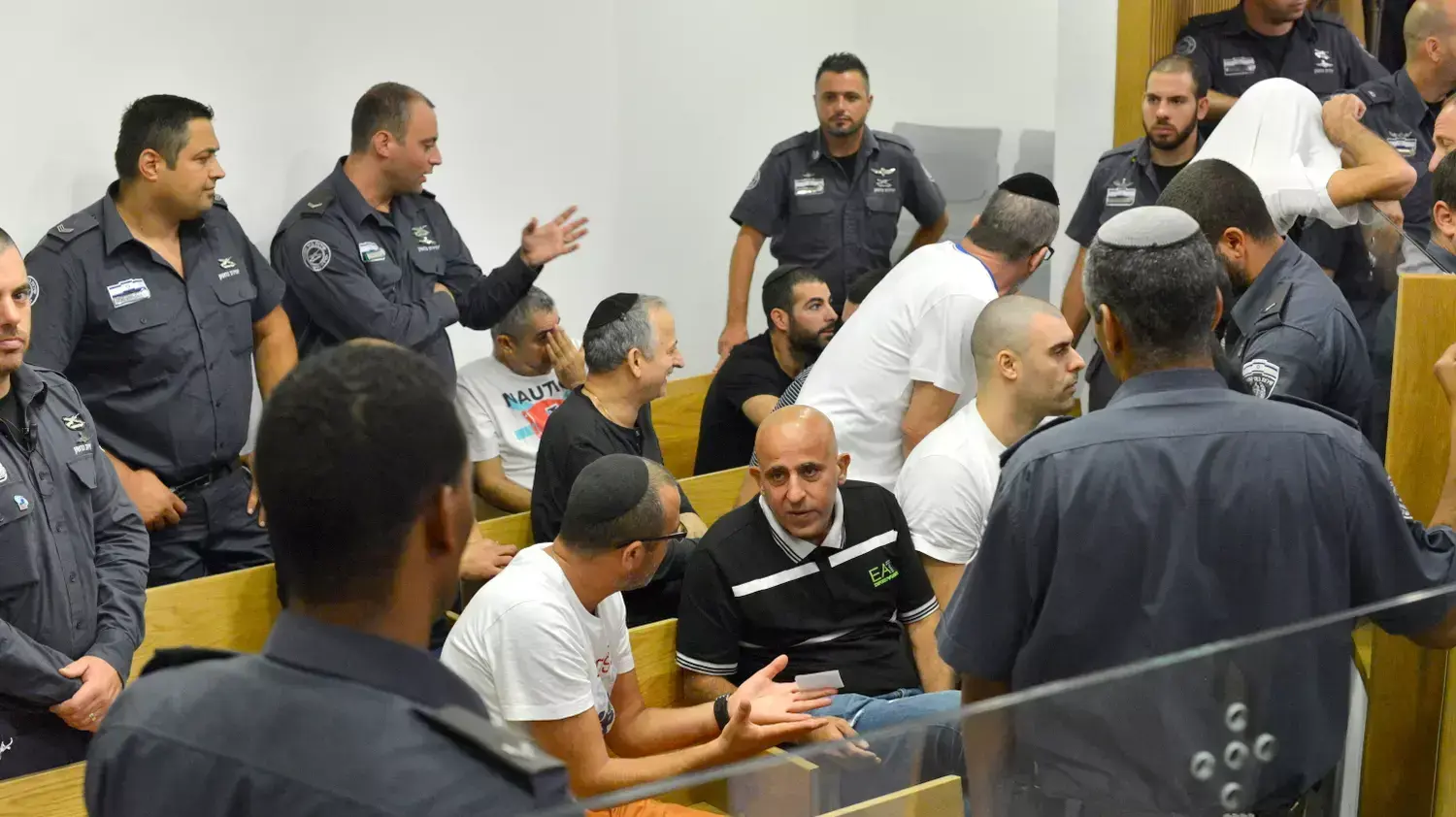 אבי רוחן (חולצת פסים), חשוד בפרשת 512, בהקראת הדיון. יולי 2015 אבי רוחן (חולצת פסים), חשוד בפרשת 512, בהקראת הדיון. יולי 2015