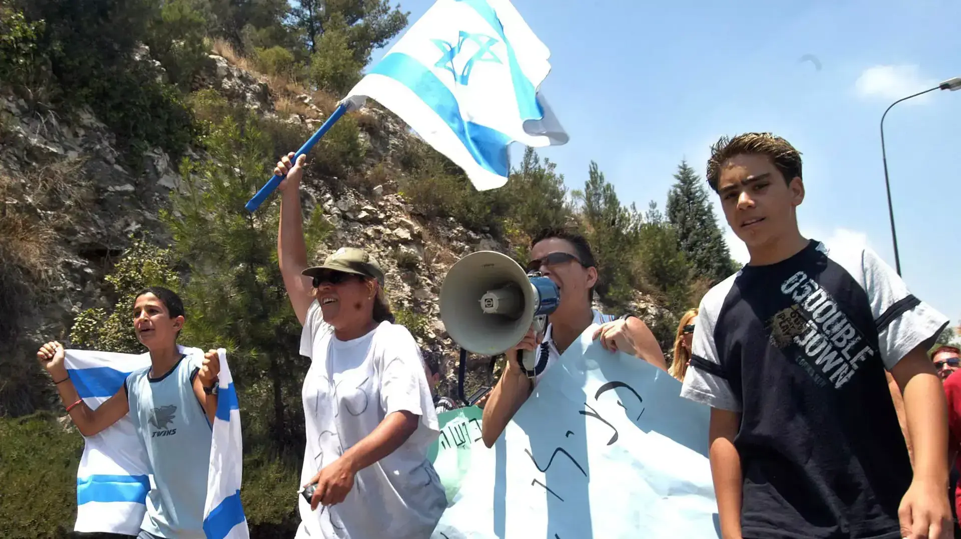 ויקי קנפו אם חד הורית בצעדת מחאה על פגיעת הממשלה באמהות החד הוריות, 8.7.13 ויקי קנפו אם חד הורית בצעדת מחאה על פגיעת הממשלה באמהות החד הוריות, 8.7.13