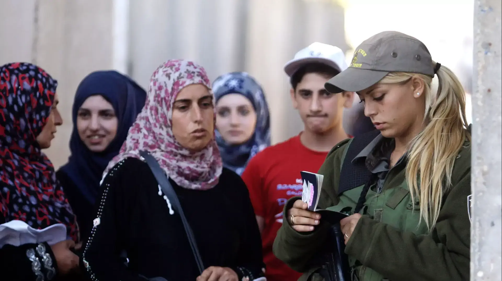 שוטרת מג"ב בודקת תעודות לנשים פלסטיניות בבית לחם, 2012 שוטרת מג"ב בודקת תעודות לנשים פלסטיניות בבית לחם, 2012