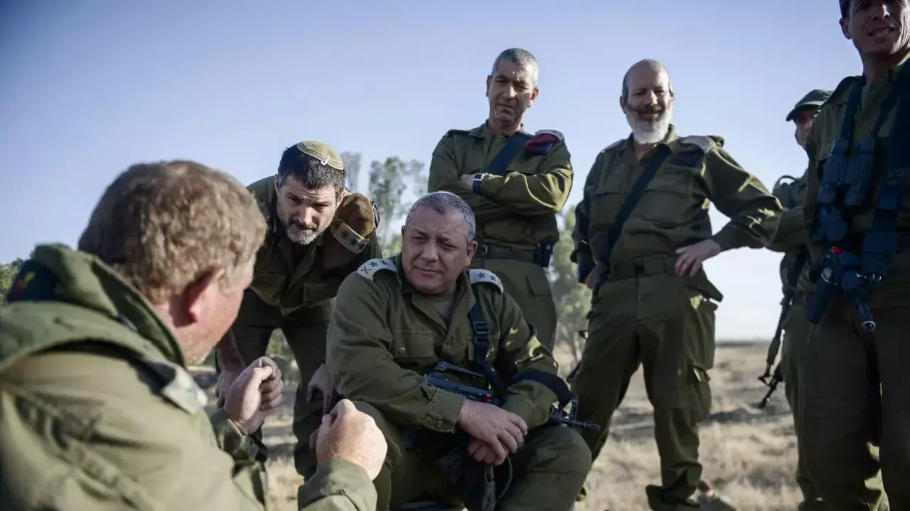 רא"ל גדי איזנקוט בביקור בתרגיל חטיבת השריון 401, 23 ביולי 2015 רא"ל גדי איזנקוט בביקור בתרגיל חטיבת השריון 401, 23 ביולי 2015